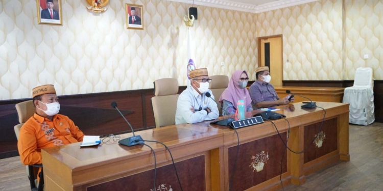 Sekretaris daerah Provinsi Gorontalo Darda Daraba saat memberikan sambutan pada sosialisasi Peraturan Gubernur Nomor 23 Tahun 2021 yang diikuti Organisasi Perangkat Daerah (OPD) secara daring di ruang Huyula kantor Gubernuran Gorontalo, (26/8/2021). (Foto: Nova)
