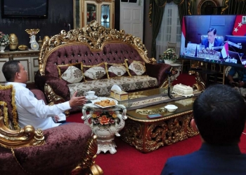 Wagub Gorontalo H. Idris Rahim (kiri), melaporkan persiapan penyelenggaraan PTM terbatas kepada Menko Marves Luhut Binsar Pandjaitan pada rapat koordinasi dan evaluasi pembukaan sektor pendidikan secara virtual di rumah jabatan Wagub Gorontalo, Kamis (26/8/2021). (Foto: Haris)