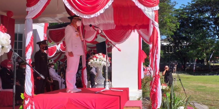 Bupati Bone Bolango Hamim Pou saat menjadi inspektur upacara dalam peringatan HUT Kemerdekaan Republik Indonesia ke 76. (Indra/Gopos)