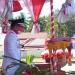 Bupati Pohuwato, Saiful A Mbuinga Saat menyerahkan Bendera Merah Putih kepada pasukan Paskibraka yang mengibarkan Bendera Merah Putih. (Foto: Mahmud/Gopos)