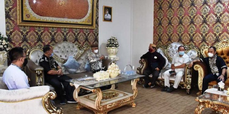Bupati Pohuwato, Syaiful Mbuinga bersama dosen Fakultas Ushuluddin dan Dakwah (FUD) IAIN Gorontalo, di rumah jabat Bupati Pohuwato.