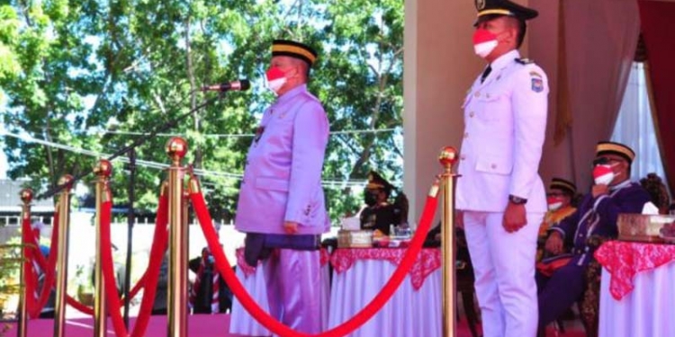 Wakil Gubernur Gorontalo Idris Rahim saat dipercayakan Gubernur Rusli Habibie untuk menjadi inspektur upacara peringatan ulang tahun ke-76 Republik Indonesia tingkat Provinsi Gorontalo yang berlangsung di halaman rumah jabatan Gubernur Gorontalo, Selasa (17/8/2021). (Foto: Haris)