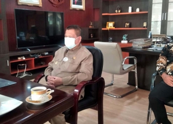 Wagub Gorontalo Idris Rahim (kiri) mengikuti peluncuran sistem OSS Berbasis Risiko di ruang kerjanya di Gubernuran Gorontalo, Senin (9/8/2021). (Foto: Kominfo)