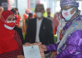 Kepala Devisi Administrasi  Kementerian Hukum dan Ham Gorontalo, Dwi Harnanto saat memberikan remisi kepada salah satu warga binaan di LPP Kelas III Gorontalo, Selasa (17/8/2021) (Foto: Putra/Gopos)