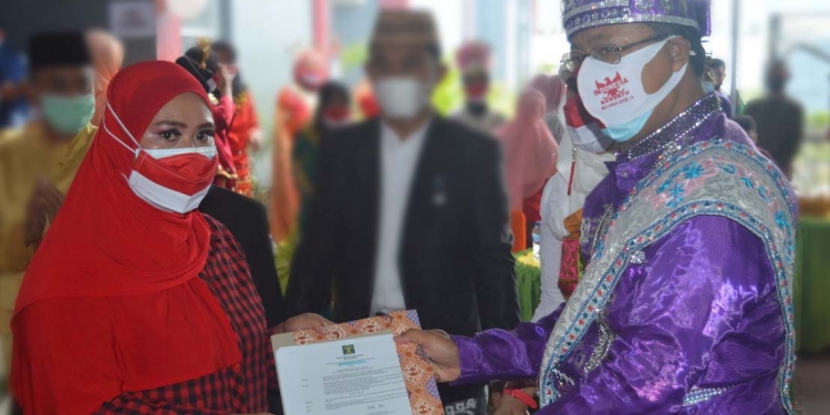 Kepala Devisi Administrasi  Kementerian Hukum dan Ham Gorontalo, Dwi Harnanto saat memberikan remisi kepada salah satu warga binaan di LPP Kelas III Gorontalo, Selasa (17/8/2021) (Foto: Putra/Gopos)