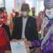 Kepala Devisi Administrasi  Kementerian Hukum dan Ham Gorontalo, Dwi Harnanto saat memberikan remisi kepada salah satu warga binaan di LPP Kelas III Gorontalo, Selasa (17/8/2021) (Foto: Putra/Gopos)