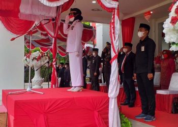 Wakil Bupati Bone Bolango, Merlan S. Uloli saat menjadi Inspektur Upacara pada penurunan Bendera Merah Putih dihalaman Kantor Bupati Bone Bolango. (Foto Indra/Gopos)