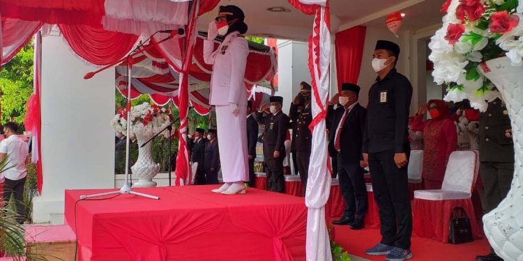 Wakil Bupati Bone Bolango, Merlan S. Uloli saat menjadi Inspektur Upacara pada penurunan Bendera Merah Putih dihalaman Kantor Bupati Bone Bolango. (Foto Indra/Gopos)