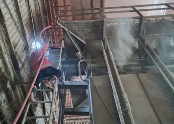 Petugas pemadam kebarakan Kabupaten Gorontalo, saat mencoba memadamkan api pada satu unit alat pengering jagung (mesin drayer) di pabrik jagung PT Sinar Pangan Abadi, Desa Pulubala, Kecamatan Pulubala, Kabupaten Gorontalo, Rabu (18/8/2021). (Foto istimewa)