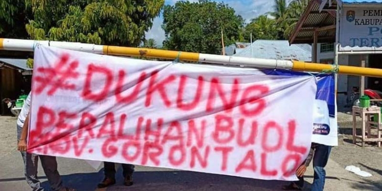 Salah satu spanduk aspirasi warga Buol yang ingin bergabung dengan Provinsi Gorontalo. (Sumber: FB Effendydpatande).