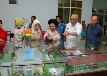 Kunjungan keluarga Alm B.J. Habibie ke RSUD Hasri Ainun Habibie. (Dok. sebelum covid-19/Kominfo)