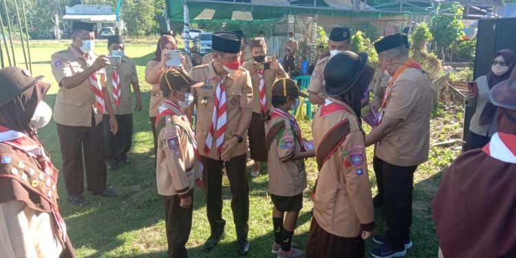 Bupati Pohuwato, Saiful A Mbuinga sekaligus Kak Mabicab saat memberikan Semangat kepada Adik-adik di hari Pramuka. (Foto: Mahmud/Gopos)