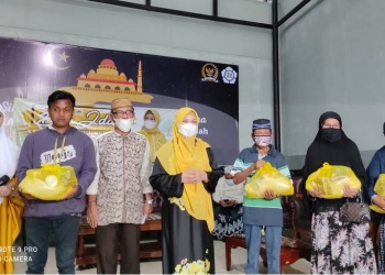 Lansia terima sembako