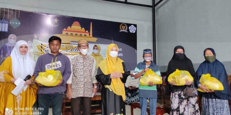 Lansia terima sembako