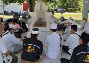 Majelis Rasulullah Provinsi Gorontalo di bawah kepemimpinan Habib Salim Al-Jufri saat menggelar ziarah dan doa di Makam Pahlawan Nani Wartabone pada momentum HUT Kemerdekaan Republik Indonesia ke 76. (Foto Indra/Gopos)