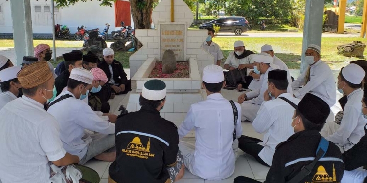 Majelis Rasulullah Provinsi Gorontalo di bawah kepemimpinan Habib Salim Al-Jufri saat menggelar ziarah dan doa di Makam Pahlawan Nani Wartabone pada momentum HUT Kemerdekaan Republik Indonesia ke 76. (Foto Indra/Gopos)