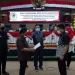 Marten A. Taha, Walikota Gorontalo sedang menyerahkan rancangan Perubahan APBD kota Gorontalo tahun anggaran 2021, kepada Hardi Sidiki, Ketua Dewan Perwakilan Rakyat Daerah (DPRD) Kota Gorontalo, Rabu (18/8/2021). (Foto: Sari/gopos)