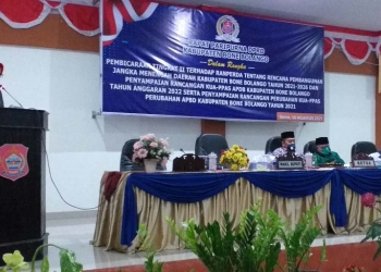 Wakil Bupati Bone Bolango, Merlan S. Uloli saat memberikan sambutan dan pandangan dalam Rapat Paripurna Dewan Perwakilan Rakyat Daerah (DPRD) Kabupaten Bone Bolango dalam rangka Pembicaraan Tingkat II Terhadap Ranperda Tentang Rencana Pembangunan Jangka Menengah Daerah Kabupaten Bone Bolango Tahun 2021-2026. (Foto Indra/Gopos)