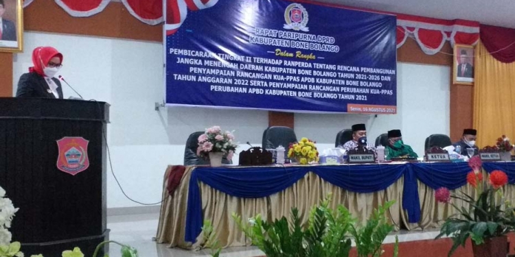 Wakil Bupati Bone Bolango, Merlan S. Uloli saat memberikan sambutan dan pandangan dalam Rapat Paripurna Dewan Perwakilan Rakyat Daerah (DPRD) Kabupaten Bone Bolango dalam rangka Pembicaraan Tingkat II Terhadap Ranperda Tentang Rencana Pembangunan Jangka Menengah Daerah Kabupaten Bone Bolango Tahun 2021-2026. (Foto Indra/Gopos)