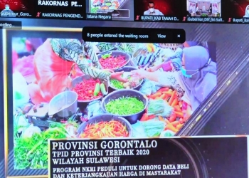 Rakornas Pengendalian Inflasi secara virtual yang diikuti oleh Wakil Gubernur Gorontao, Idris Rahim di ruang kerjanya, Rabu (25/8/2021). (Foto: Haris)