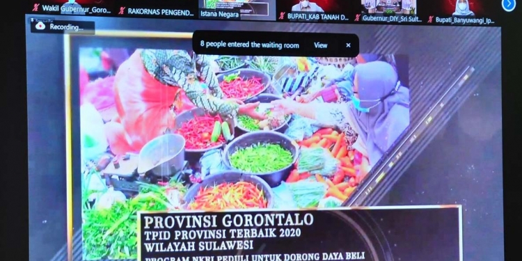 Rakornas Pengendalian Inflasi secara virtual yang diikuti oleh Wakil Gubernur Gorontao, Idris Rahim di ruang kerjanya, Rabu (25/8/2021). (Foto: Haris)
