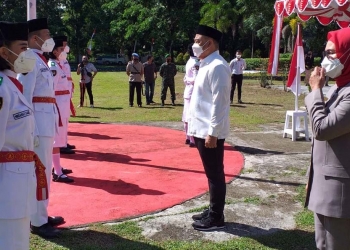Proses pengukuhan delapan anggota Paskibraka Bone Bolango yang dilaksanakan dengan protokol kesehatan dan di tempat terbuka. (Foto Indra/Gopos)