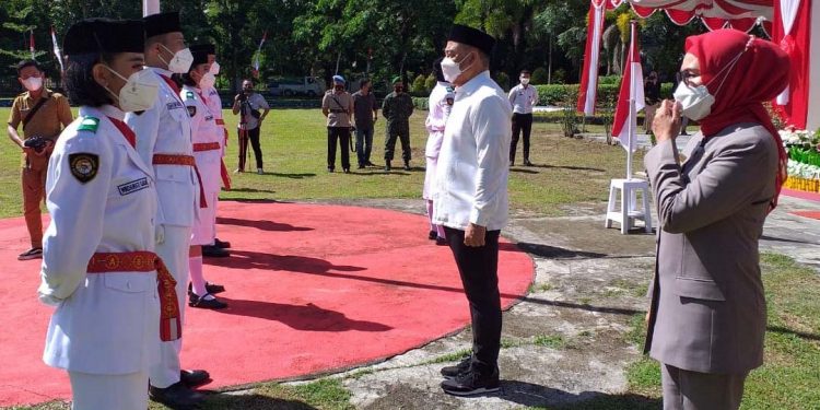 Proses pengukuhan delapan anggota Paskibraka Bone Bolango yang dilaksanakan dengan protokol kesehatan dan di tempat terbuka. (Foto Indra/Gopos)