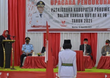 Wakil Bupati Suharsi Igirisa saat memberikan sambutannya di acara pengukuhan 13 anggota paskibraka. (Foto: Mahmud/Gopos)