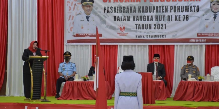 Wakil Bupati Suharsi Igirisa saat memberikan sambutannya di acara pengukuhan 13 anggota paskibraka. (Foto: Mahmud/Gopos)