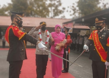 Mantan Kapolres Boalemo AKBP Ahmad Pardomuan bersama istri saat menjalani prosesi Sertijab sebagai Kapolres Gorontalo baru, Senin (16/8/2021). (Foto: Putra/Gopos)
