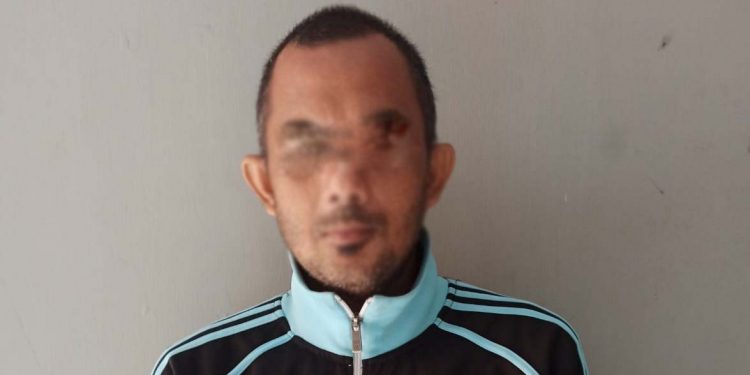 M (40) saat diamankan oleh Pihak Satuan Reserse Narkoba Polres Gorontalo. (Foto istimewa)