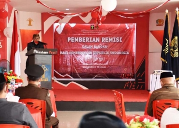 Bupati Pohuwato, Saiful A Mbuinga saat memberikan sambutannya kepada 159 warga binaan lapas Pohuwato yang mendapatkan remisi di Hari Ulang Tahun Republik Indonesia yang ke-76, di Aula Lapas Pohuwato.