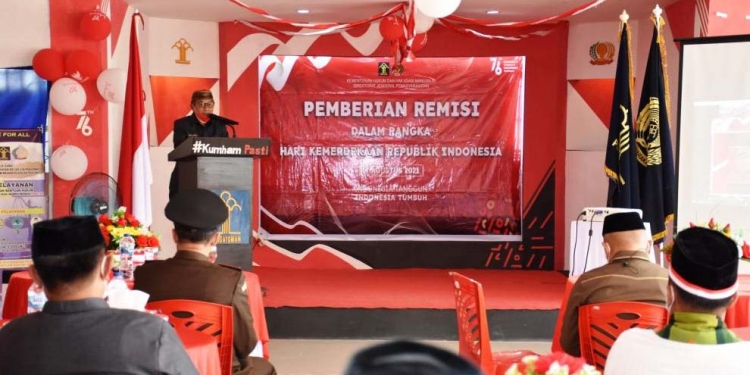 Bupati Pohuwato, Saiful A Mbuinga saat memberikan sambutannya kepada 159 warga binaan lapas Pohuwato yang mendapatkan remisi di Hari Ulang Tahun Republik Indonesia yang ke-76, di Aula Lapas Pohuwato.