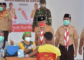 Vaksinasi yang dilaksanakan setelah memperingati HUT pramuka, di Kabupaten Pohuwato. (Foto: Mahmud/Gopos)