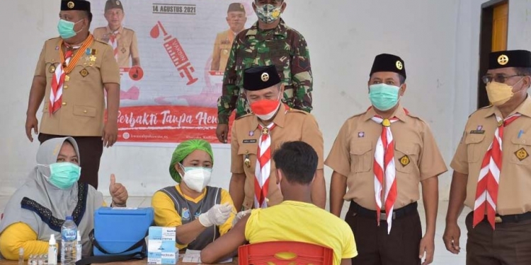 Vaksinasi yang dilaksanakan setelah memperingati HUT pramuka, di Kabupaten Pohuwato. (Foto: Mahmud/Gopos)