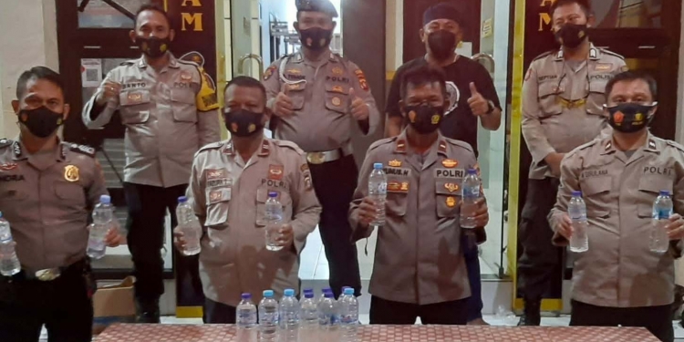 Kepolisian Sektor (Polsek) Tapa saat mengamankan minuman keras ilegal. (Foto Istimewa)