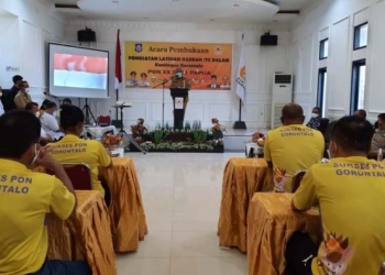 Gubernur Gorontalo Rusli Habibie saat memberikan sambutan pada pemusatan latihan daerah/ TC dalam, untuk para atlet dan pelatih menuju Pekan Olahraga Nasional (PON) XX yang akan dilaksanakan di Papua, Senin (2/8/2021). (Foto: Andika/kominfo)