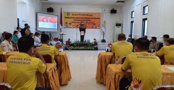 Gubernur Gorontalo Rusli Habibie saat memberikan sambutan pada pemusatan latihan daerah/ TC dalam, untuk para atlet dan pelatih menuju Pekan Olahraga Nasional (PON) XX yang akan dilaksanakan di Papua, Senin (2/8/2021). (Foto: Andika/kominfo)
