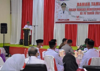 Bupati Pohuwato, Saiful A Mbuinga saat memberikan sambutannya kepada anggota Paskibraka yang melangsungkan ramah ramah di gedung aula Panua. (Foto: Mahmud/Gopos)
