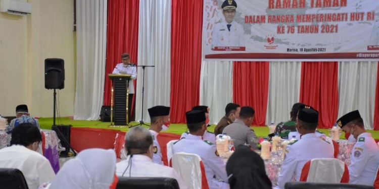 Bupati Pohuwato, Saiful A Mbuinga saat memberikan sambutannya kepada anggota Paskibraka yang melangsungkan ramah ramah di gedung aula Panua. (Foto: Mahmud/Gopos)