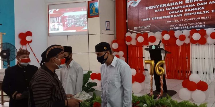 Bagus Kurniawan, Kepala Divisi Pemasyarakatan Kantor Wilayah kementerian Hukum dan HAM Gorontalo. Sedang menyerahkan secara simbolis, Remisi, kepada Wabin yang dinyatakan bebas, Selasa (17/8/2021). (Foto: Sari/gopos)