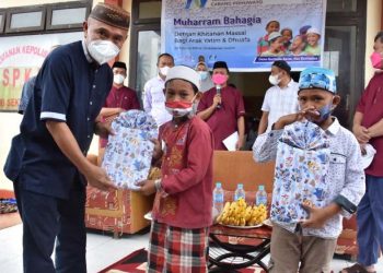 Bupati Pohuwato, Saiful A. Mbuinga Saat memberikan Bingkisan kepada anak yatim dan duafa yang mengikuti khitanan massal.