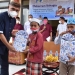 Bupati Pohuwato, Saiful A. Mbuinga Saat memberikan Bingkisan kepada anak yatim dan duafa yang mengikuti khitanan massal.