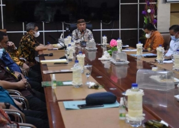 Bupati Pohuwato saat memimpin rapat Evaluasi Peningkatan Vaksinasi Covid-19, bersama pimpinan OPD dan camat, di ruang Pola Bupati.