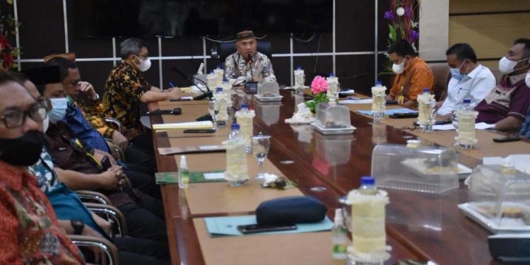 Bupati Pohuwato saat memimpin rapat Evaluasi Peningkatan Vaksinasi Covid-19, bersama pimpinan OPD dan camat, di ruang Pola Bupati.