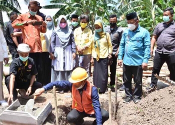Bupati Pohuwato, Saiful A Mbuinga Saat melakukan peletakan batu pertama di Desa Wonggarsi Tengah, Kecamatan Lemito, Kabupaten Pohuwato, Kamis (26/8/2021).