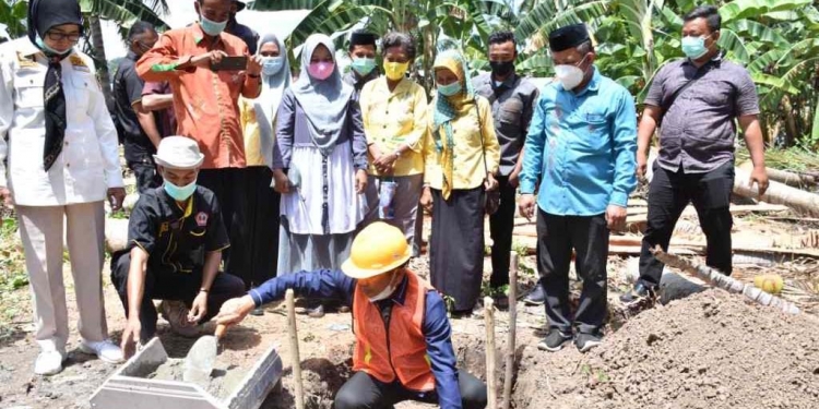 Bupati Pohuwato, Saiful A Mbuinga Saat melakukan peletakan batu pertama di Desa Wonggarsi Tengah, Kecamatan Lemito, Kabupaten Pohuwato, Kamis (26/8/2021).