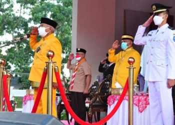 Sekdaprov Gorontalo Darda Daraba saat dipercayakan Gubernur Gorontalo bertindak sebagai inspektur upacara penurunan bendera Merah Putih dalam rangka Hari Ulang Tahun (HUT) ke-76 Republik Indonesia tingkat Provinsi Gorontalo yang dilaksanakan di halaman rumah jabatan Gubernur Gorontalo, Selasa (17/8/2021) sore. (Foto: Haris)