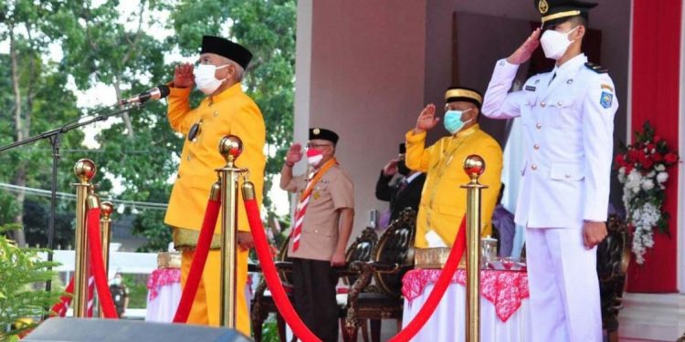Sekdaprov Gorontalo Darda Daraba saat dipercayakan Gubernur Gorontalo bertindak sebagai inspektur upacara penurunan bendera Merah Putih dalam rangka Hari Ulang Tahun (HUT) ke-76 Republik Indonesia tingkat Provinsi Gorontalo yang dilaksanakan di halaman rumah jabatan Gubernur Gorontalo, Selasa (17/8/2021) sore. (Foto: Haris)