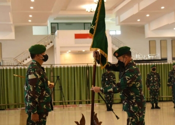 Pelaksanaan Sertijab Komandan Korem lama Brigjen TNI Bagus Antonov Hardito (kiri) kepada Komandan Korem baru Kolonel Infanteri Amrin Ibrahim (kanan). (Foto istimewa)